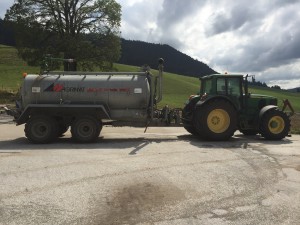 Tracteur 6520 avec la citerne à pression Tracteur 6520 avec la citerne à pression d’une contenance de 10’000 litres.